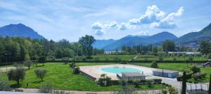 コスタ・ヴォルピーノにあるAppartamento Bersaglioの山を背景にした畑のスイミングプール