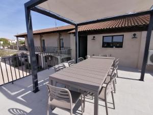 une table et des chaises en bois sur une terrasse dans l'établissement gite entre mer et montagne, à Savignargues