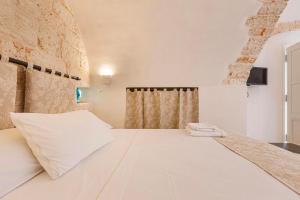 A bed or beds in a room at Masseria Macchia