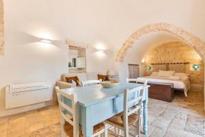 A bed or beds in a room at Masseria Macchia