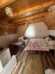 Rúm í herbergi á Hotel Lovac