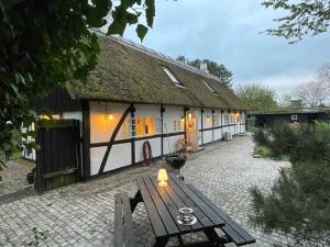 StokkemarkeにあるHistoric Summer House From 1877 With Scenic Viewの木製のテーブル