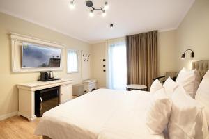 a hotel room with a white bed and a fireplace at Complex Turistic Creanga Resort & Spa in Tîrgu Ocna