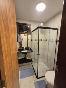 Et badeværelse på flat 017 Condominio Paraiso da Serra Negra - PE proximo Bodega de Veio