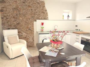 a kitchen with a table with flowers on it at L'Essència de l'Empordà -Girona-COSTA BRAVA in Verges