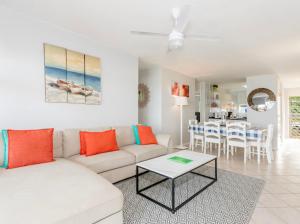 una sala de estar con un sofá y una mesa en Chakas Cove, en Ballito