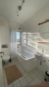 Ένα μπάνιο στο Großzügige - Exklusive Wohnung mit Flair & Tiefgarage