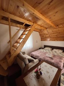 Rúm í herbergi á Hotel Lovac