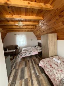 Rúm í herbergi á Hotel Lovac