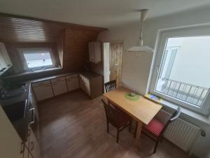 a small kitchen and dining room with a table and chairs at Ferienwohnungen Wunderburg in Gmunden