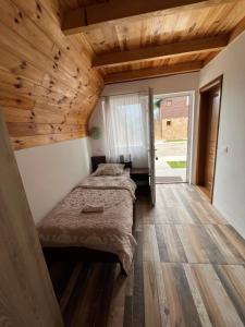 Rúm í herbergi á Hotel Lovac