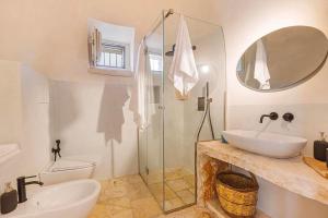 A bathroom at Masseria Macchia