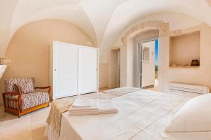 A bed or beds in a room at Masseria Macchia