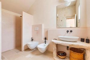 A bathroom at Masseria Macchia