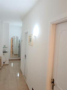 un corridoio con una parete bianca e una porta di A Casa di Giovy a Taranto