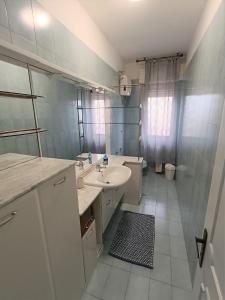 un bagno bianco con lavandino e WC di A Casa di Giovy a Taranto