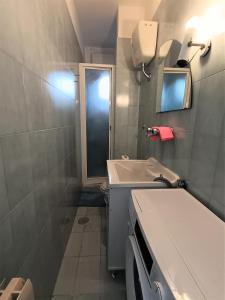 un bagno con lavandino e vasca da bagno di A Casa di Giovy a Taranto
