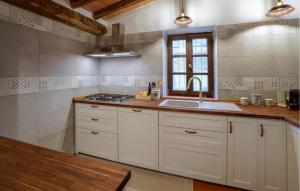 Kuchyň nebo kuchyňský kout v ubytování Cozy Home In Stribugliano With Wifi