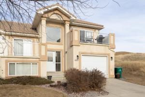 une grande maison avec une porte de garage blanche dans l'établissement Paradise Canyon Golf Resort - Luxury Condo M409, à Lethbridge