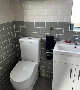 Koupelna v ubytování Modern, well-equipped and comfortable 3-bed home in lovely Shropshire village