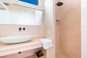 A bathroom at Masseria Macchia
