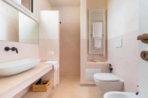 A bathroom at Masseria Macchia