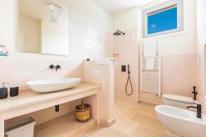 A bathroom at Masseria Macchia