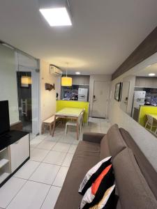 ein Wohnzimmer mit Sofa und Tisch in der Unterkunft Vg Sun Cumbuco in Cumbuco