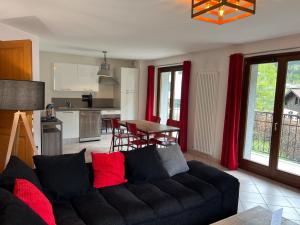 Kuchyň nebo kuchyňský kout v ubytování Beau logement avec wifi, parking et animaux admis au cœur de Chamonix - FR-1-343-187