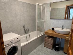 Koupelna v ubytování Beau logement avec wifi, parking et animaux admis au cœur de Chamonix - FR-1-343-187 + 8 fotografií