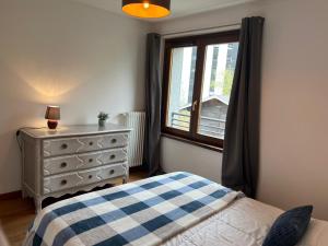 Postel nebo postele na pokoji v ubytování Beau logement avec wifi, parking et animaux admis au cœur de Chamonix - FR-1-343-187