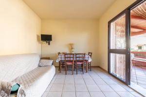 une chambre avec un lit et une salle à manger avec une table dans l'établissement Via Delle Mimose 14, à Calasetta