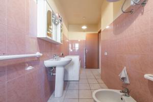 une salle de bain avec un lavabo et des toilettes dans l'établissement Via Delle Mimose 14, à Calasetta 18 autres photos