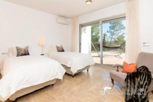 Ένα ή περισσότερα κρεβάτια σε δωμάτιο στο Villa Lucere with private pool near Sitges +28 φωτογραφίες