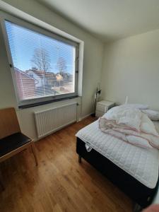Postel nebo postele na pokoji v ubytování 2 sovrum 3 bäddar 3 sovplatser