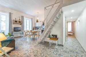 salon ze schodami i jadalnią w obiekcie FRICERO - Comfortable 5 people- 200m near the Sea w Nicei