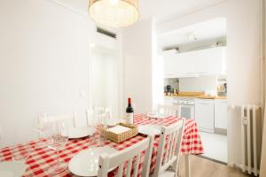 - une cuisine blanche avec une table à manger et des chaises dans l'établissement Casa Jesús PS5 Juegos Niños WiFi 6 Pax, à Saragosse