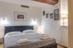 Postel nebo postele na pokoji v ubytování Heart of Florence-Duomo-Centro