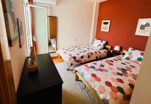 Posteľ alebo postele v izbe v ubytovaní 2 Bedroom Apartment with Sea Views