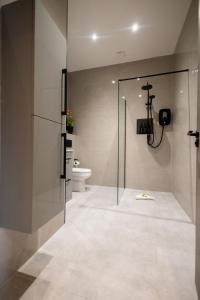 a bathroom with a glass shower and a toilet at Stylish 1 bedroom Flat in London in Finchley