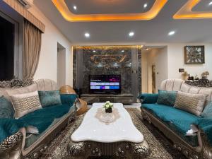 Una televisión o centro de entretenimiento en 3bhk Villa with Swimming Pool at Tiger Point