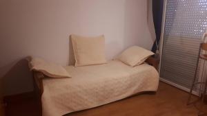 En eller flere senge i et værelse på Joli studio meublé + parking en sous sol