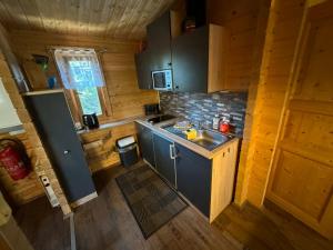 ベルリンにあるFerienhaus Waldblickの丸太小屋のキッチンの上部の景色