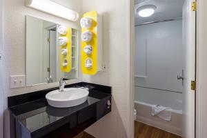 W łazience znajduje się umywalka, lustro i wanna. w obiekcie Motel 6-Spokane, WA - East w mieście Spokane Valley