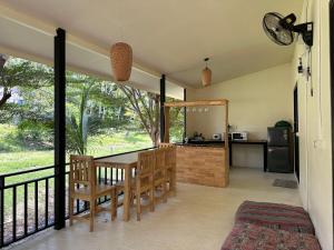 eine Küche und ein Esszimmer mit Tisch und Stühlen in der Unterkunft Tropical Hideway with Private Terrace in Hinkong