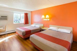 um quarto de hotel com duas camas e uma janela em Motel 6-Spokane, WA - East em Spokane Valley