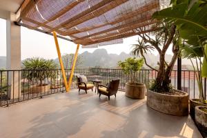 um pátio com cadeiras e uma mesa na varanda em Trang An Cozy House em Ninh Binh mais 48 fotografias
