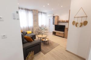 a living room with a couch and a table at Camino Termal OURENSE in Valenzana