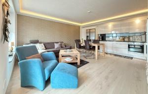 ein Wohnzimmer mit einer Couch und einem Tisch in der Unterkunft Eden in Binz
