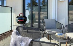 eine Terrasse mit Stühlen und einem Helm auf einem Balkon in der Unterkunft Master in Binz + 42 Fotos